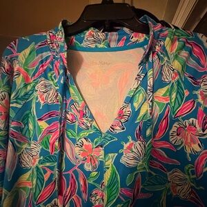 Lilly Pulitzer ! Worn twice ! Like new !  Thumb holes ! This is adorable ! 🥰